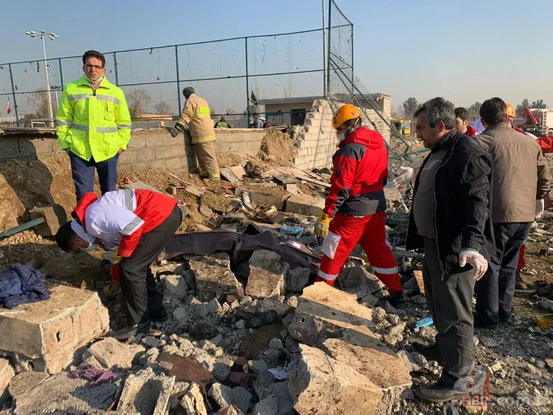 İran'da düşen uçağın enkazından ilk görüntüler! 13
