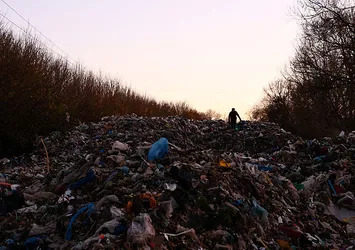 İngiltere'de kaçak atık: Oxfordshire'da çöp nehri oluştu!