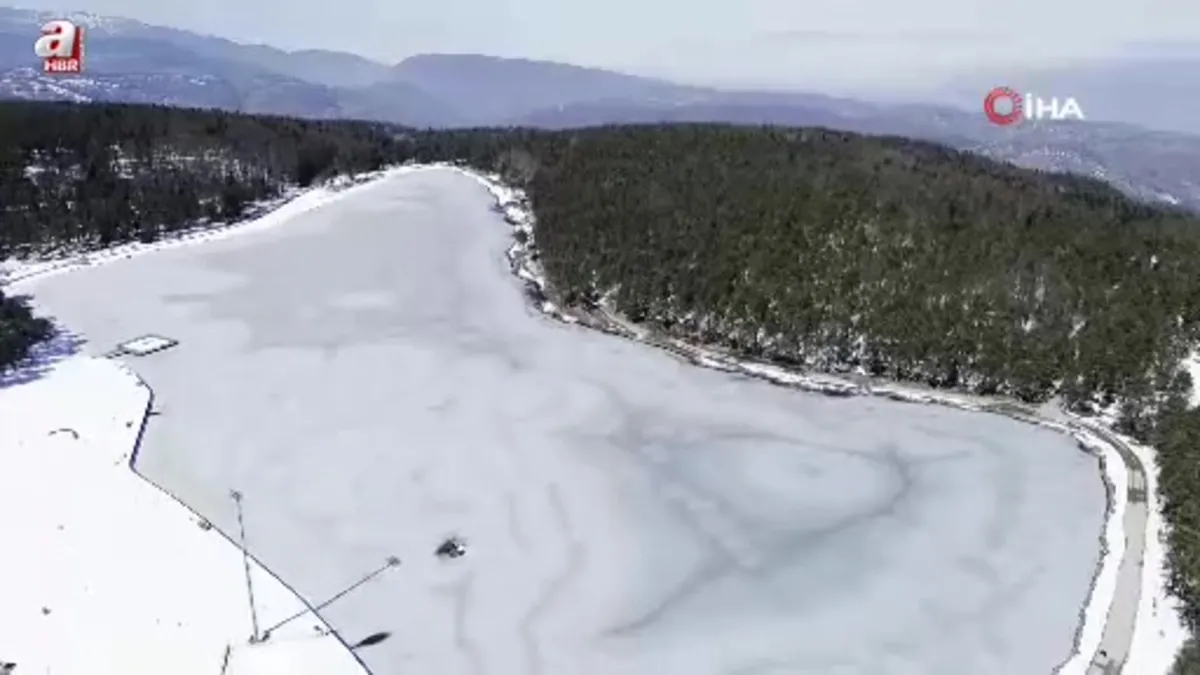 Düzce'de gölet buz tuttu