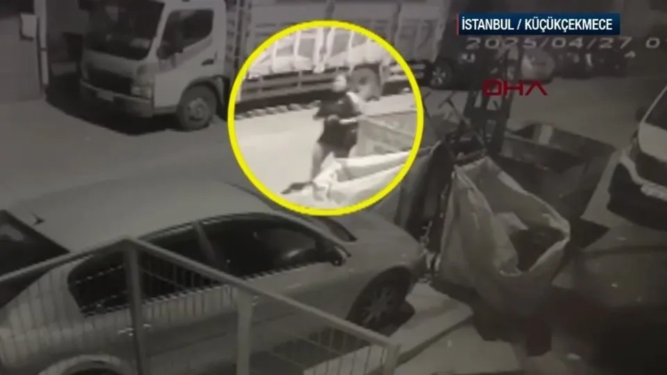 Saldırgan girdiği binadan etek giyip çıktı