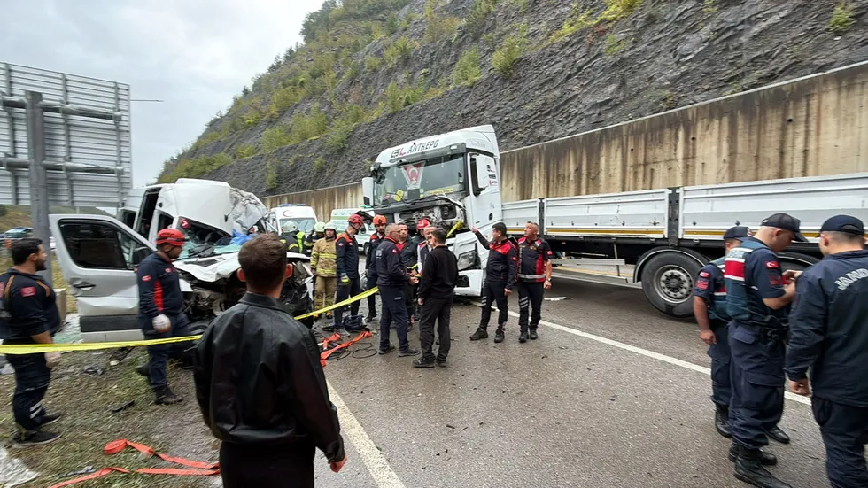 1790609833388.jpg Bartın-Karabük yolunda feci kaza! Tünel çıkışında can pazarı: 1 ölü, 11 yaralı - 1