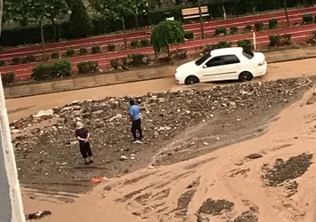 Ankara'da sel felaketi | Sipariş bırakmaya giden kuryenin motosikleti sele kapıldı