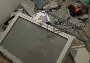 İzmir’de kaya parçası evin içine düştü