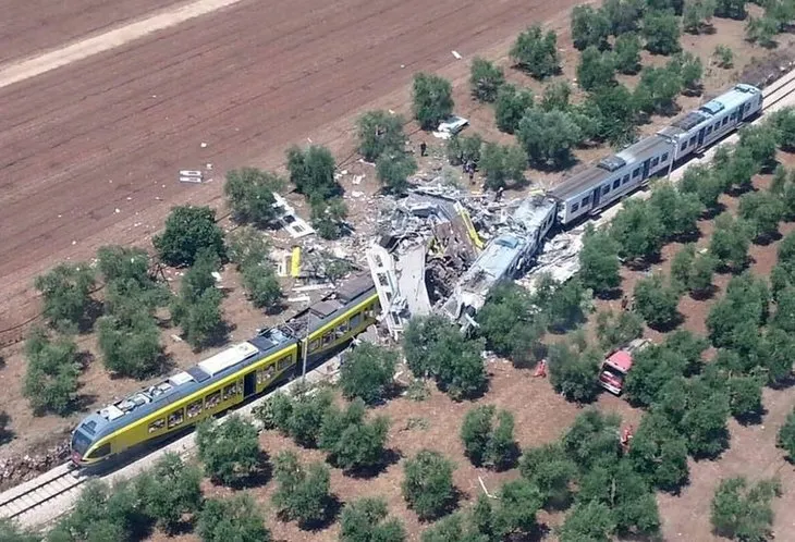 İtalya’da iki tren çarpıştı: 10 ölü