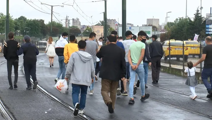 Son dakika: Tramvay yolunda kaza: Seferler aksadı! Yolcular yürüdü - 2