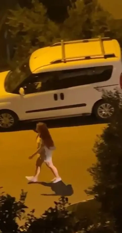 antalyada-gozu-donen-kadin-dehset-sacti-tasla-otomobile-saldirdigi-anlar-kamerada-1664977580703.jpg Antalya’da gözü dönen kadın dehşet saçtı! Taşla otomobile saldırdığı anlar kamerada - 2