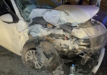 Dönüşü kaçıran cipe otomobil çarptı: 1'i ağır 4 yaralı