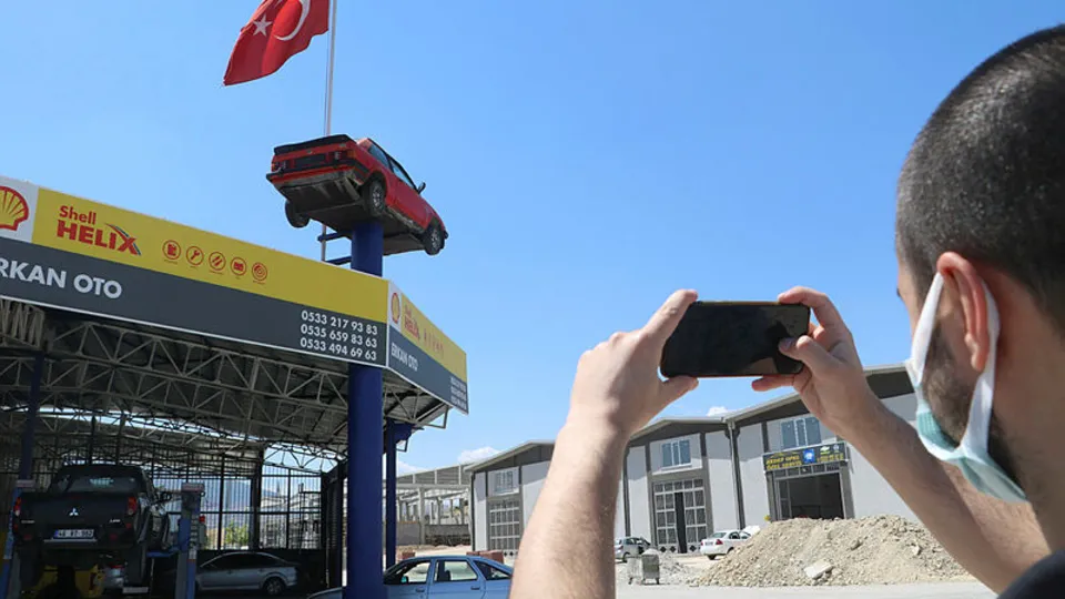 1984 model aracını çatıya koydurdu! Teklif üstüne teklif alıyor