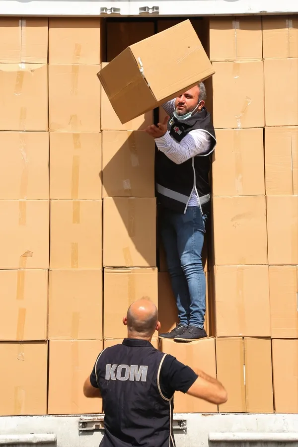 kocaelinde-emniyetten-denetim-25-milyon-makaron-ele-gecirildi-1630662435796.jpg Kocaeli’nde emniyetten denetim! 25 milyon makaron ele geçirildi - 3