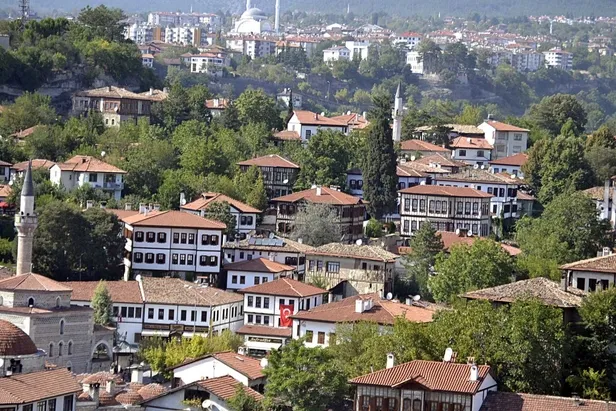 ilber-hoca-turkiyenin-italyasi-dedi-ilce-doldu-tasti-turistler-akin-akin-geliyor-1709464410803.jpg İlber Hoca Türkiye'nin İtalya'sı dedi, ilçe doldu taştı! Turistler akın akın geliyor - 2