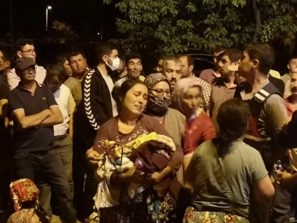 izmirde-mahalleli-sokaga-dokulup-eylem-yapmisti-kayip-gozdenin-ilk-ifadesi-pes-dedirtti-bakin-nereden-cikti-1654100973415.jpg İzmir’de mahalleli sokağa dökülüp eylem yapmıştı! Kayıp Gözde’nin ilk ifadesi ‘pes’ dedirtti: Bakın nereden çıktı - 2