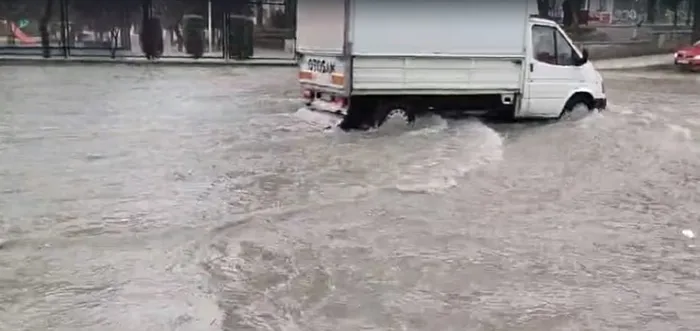corumda-saganak-ve-dolu-felaketi-cok-sayida-ev-ve-is-yeri-ular-altinda-kaldi-1720215691673.jpg Çorum'da sağanak ve dolu felaketi! Çok sayıda ev ve iş yeri ular altında kaldı - 1