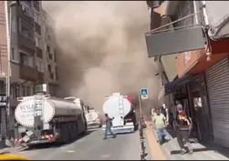 Zeytinburnu'nda yıkımı yapılan 4 katlı bina bir anda çöktü: Caddeyi toz bulutu kapladı, vatandaşların panik anları kamerada