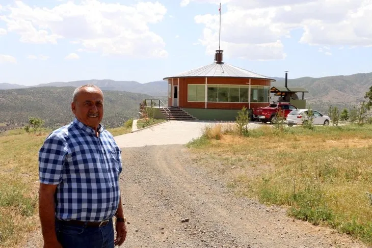 İş adamı arazilerini izlemek için 360 derece dönen ev yaptı
