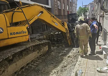 Bayrampaşa'da İSKİ'nin çalışmasında yol çöktü! Göçük altındaki işçi kurtarıldı