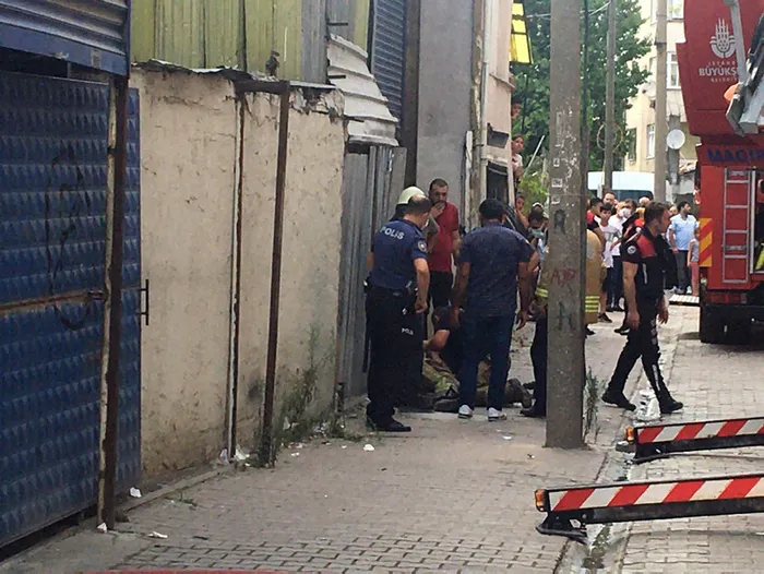 Küçükçekmece’de 5 katlı binada yangın paniği: 2 itfaiye görevlisi dumandan etkilendi - 3