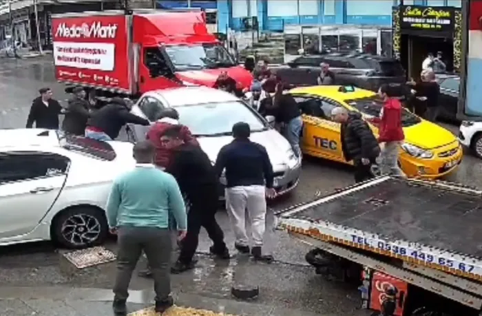 dikiz-aynasini-kiran-kuryeyi-ezen-surucu-tutuklandi-ilk-ifadesi-ortaya-cikti-1739114897250.jpg Fotoğraf: X ekran görüntüsü