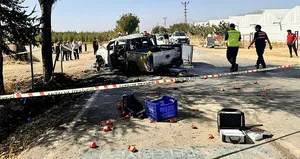 Motosiklet kamyonete çarptı: 2 ölü 1 yaralı