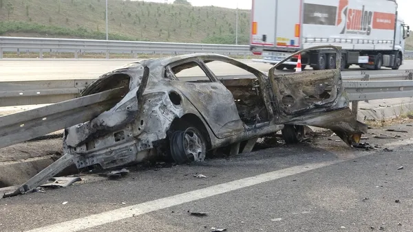 1693117107248.jpg Bariyerler önden girdi arkadan çıktı! Kuzey Marmara'da korkunç kaza: Yanarak can verdiler - 5
