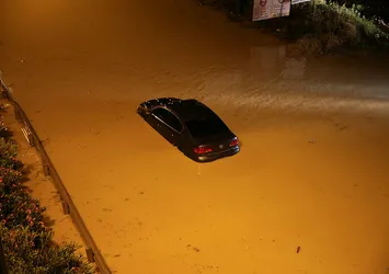 Suya gömülen araçlar kurtarıldı