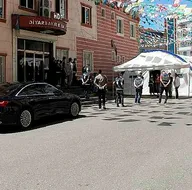 Diyarbakırda evlat nöbetindeki ailelerden HDPli vekillere makam aracı tepkisi