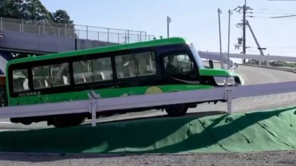 Asfaltta otobüs, rayda tren!