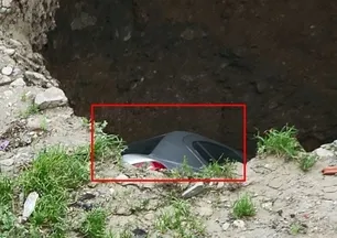 Yer yarıldı araç içine girdi! Sahibinden şoke eden tepki: Üzülmedim kurtulduğuma sevindim