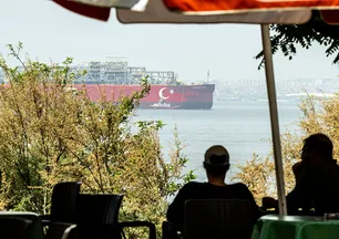 İstanbul’da tarihi gün! Osman Gazi Gemisi’nin geçişini böyle izlediler