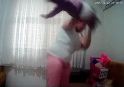 Evdeki kamerayla ifşa oldu: Cani anne 1 yaşındaki kızına öldüresiye şiddet uyguladı