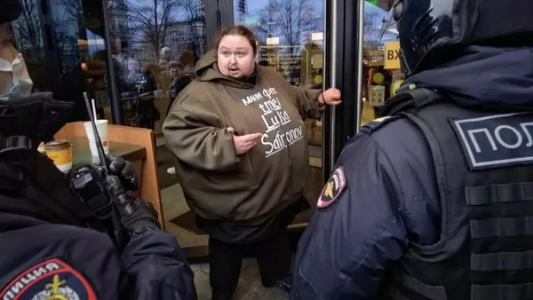 1647228478188.jpeg Ünlü Rus ressamın oğlu piyanist Luka Zatravkin'den görülmemiş eylem! Kendini Mc Donald’s'ın kapısına kelepçeledi - 2