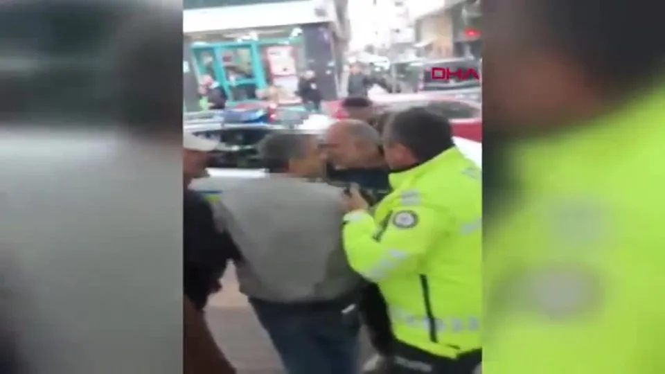 Polis plakasız motosiklete ceza yağdırdı! Sinirlenen sürücü polise saldırdı