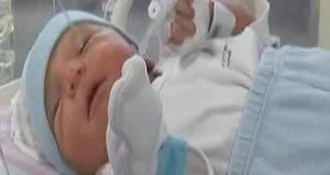 Yeni doğan bebeği çöp konteynerine attılar