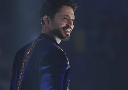 Türkmenistan'da konser veren Murat Boz'un sahne kostümü olay oldu! 