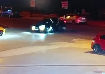 Motosiklet sürücüsü takla atıp otomobilin üzerine düştü!