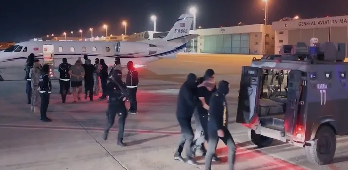 kirmizi-bultenle-aranan-don-vito-ve-hasan-lala-yakalandi-1760159131370.jpeg Kırmızı bültenle aranan ʺDon Vitoʺ ve Hasan Lala'nın Türkiye'ye getirilme görüntüleri