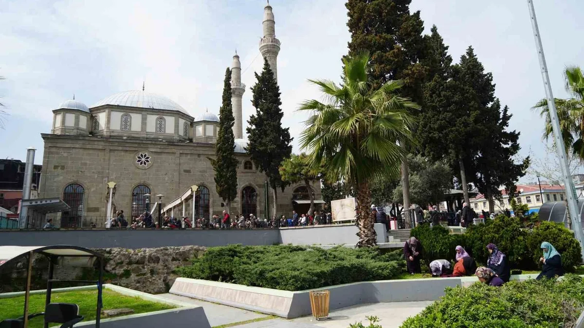 Ramazan'ın son cumasında camiler doldu taştı