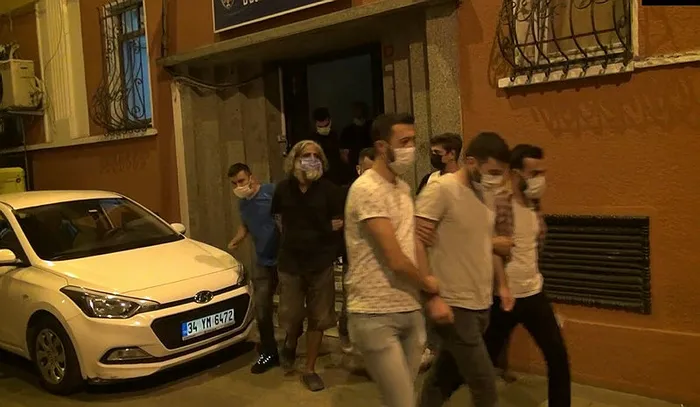 Beyoğlu’nda ‘değnekçiler’ suçüstü yakalandı! O anlar kamerada - 1