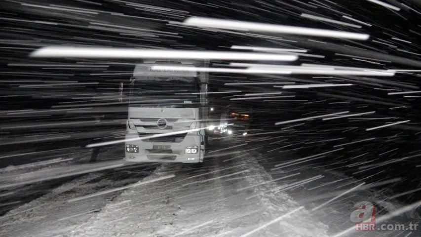 Kış erken geldi! Tipi şeklinde aniden bastıran kar yolları kapattı | 2 il arası yol trafiğe kapandı 11