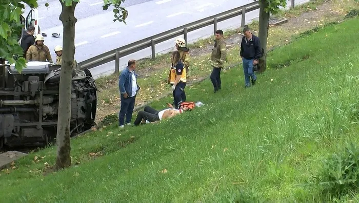 1716616231826.jpeg İşçi servisine çarptı yola yan yattı: 5 yaralı - 1
