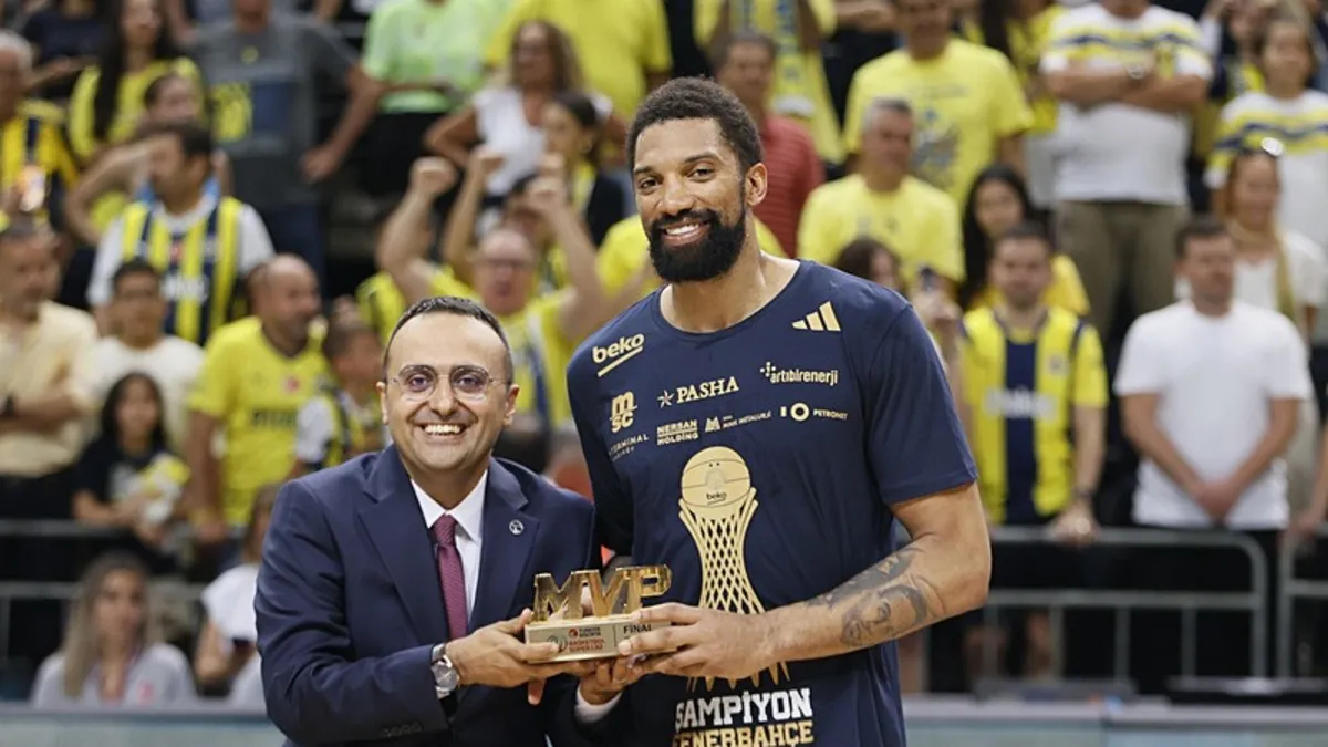 Fenerbahçe Khem Birch ile sözleşme uzattı