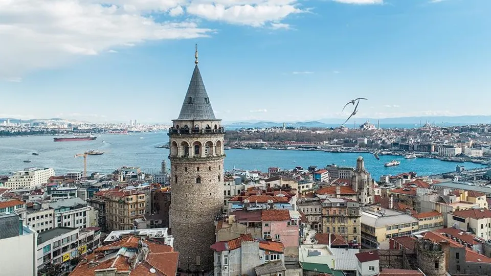 Galata Kulesi’nde izinsiz yapılan bölümler kaldırılıyor