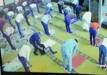 Cuma namazı kılan genç aniden düştü!