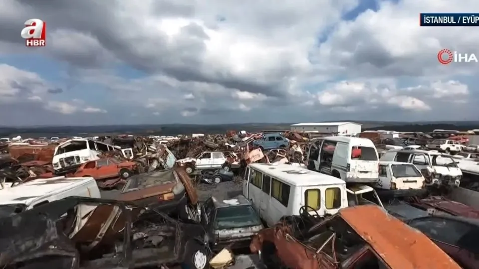 İstanbul’da hurda yığını araç mezarlığı!