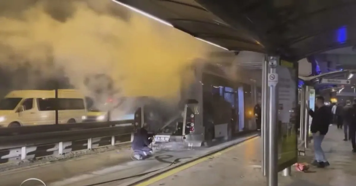Edirnekapı'da metrobüste yangın paniği