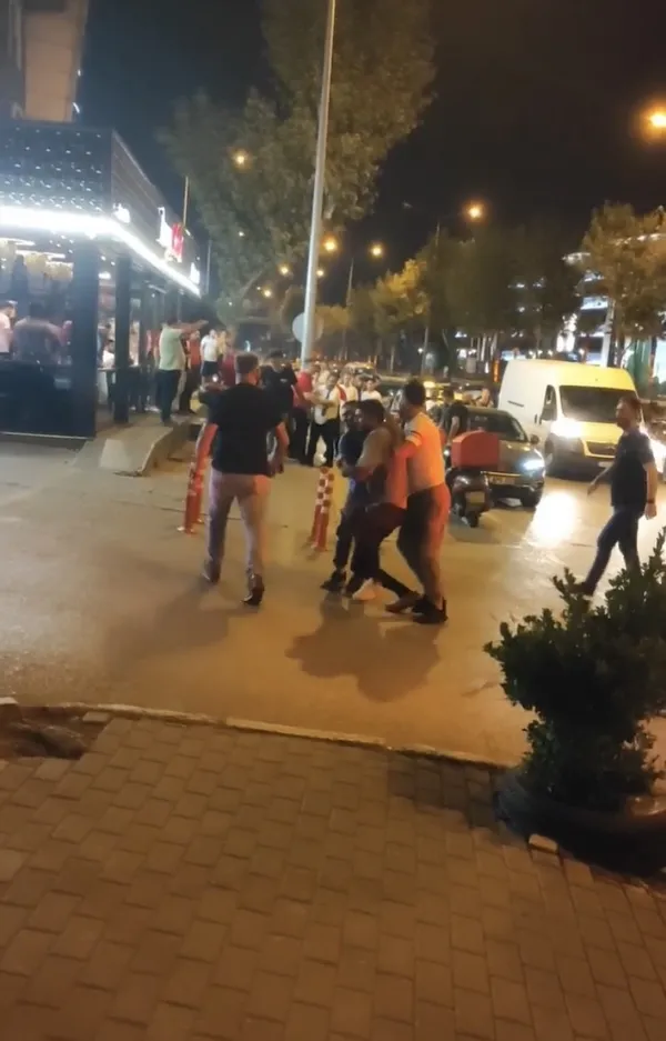 bursada-corbacida-yan-bakma-kavgasi-acimasizca-saldirdilar-1661155208465.jpg Bursa’da çorbacıda yan bakma kavgası! Acımasızca saldırdılar - 3