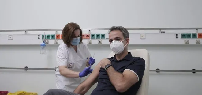 Yunanistan’ı karıştırdı! Başbakan Miçotakis’in korona aşısı olurken çekilen fotoğrafına tepki