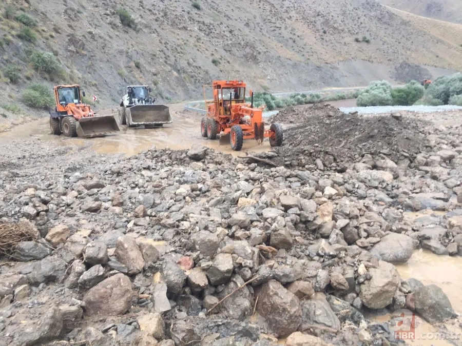 SON DAKİKA: Hakkari-Van kara yolu 3 noktada meydana gelen heyelan nedeniyle kapandı 13