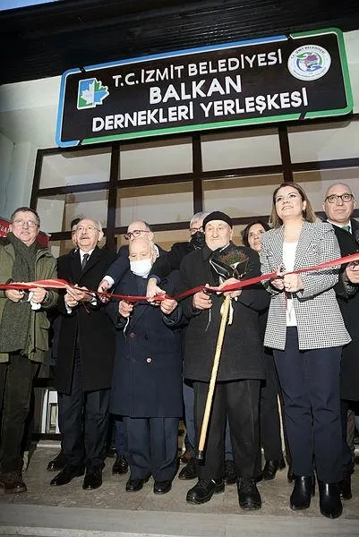 Kemal Kılıçdaroğlu’nun şehit yakınına küfreden Lütfü Türkkan ile açılışa katılması tepki çekti