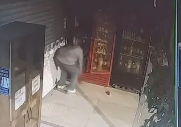 Elazığ'da dolabı kırıp içecek çalan hırsız kamerada!