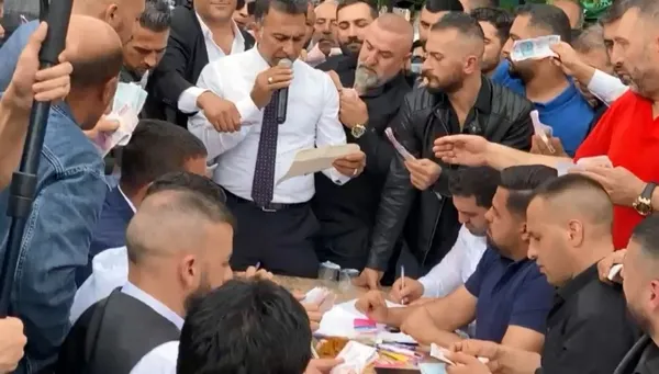 kocaelide-asiret-dugununde-11-milyon-500-bin-tl-takildi-masadaki-balyalar-soke-etti-1664781556680.jpg Kocaeli’de aşiret düğününde 11 milyon 500 bin TL takıldı! Masadaki balyalar şoke etti - 3